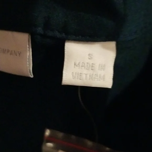 🌺NEW YORK & COMPANY V-neck- Roll-Sleeve Button-Down - Picture 9 of 12